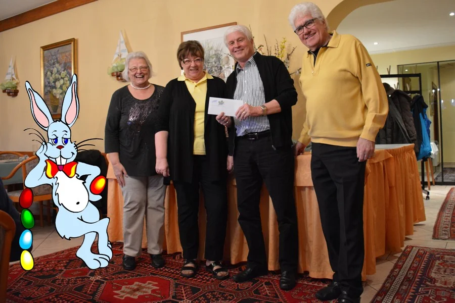 Chefin Hardy Koscher spendete ihren Preis Oberschiedsrichter Helmut Epe #für jahrelange Spitzenleistung