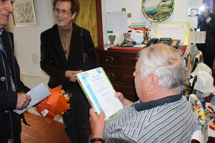 Blumen für Frau Lisbeth Pickert und ein Buch über Kärntens Burgen für den#+Burgvogt+