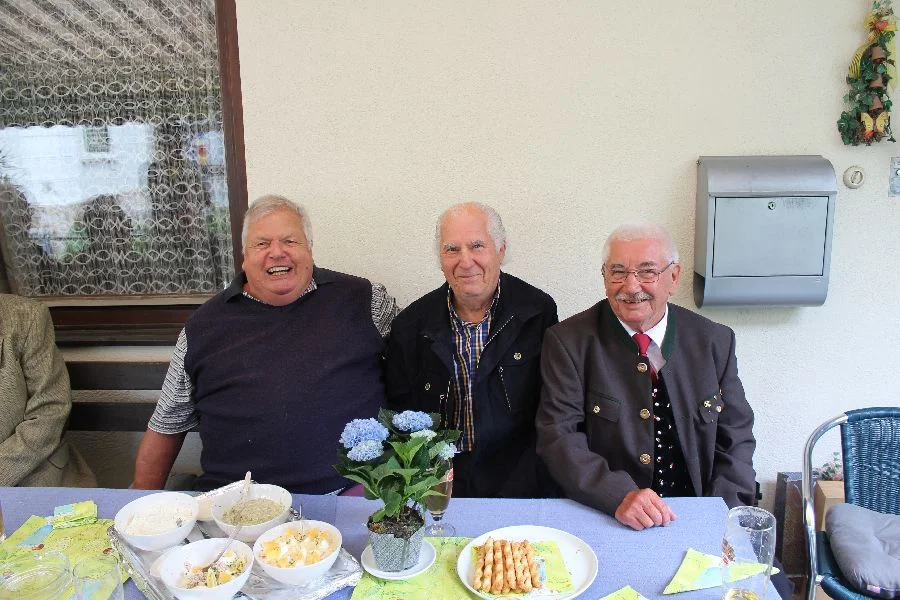 Willi Pickert mit Obmann Rudi Poledna vom Kameradschaftsbund und Hans Prüller vom Seniorenbund