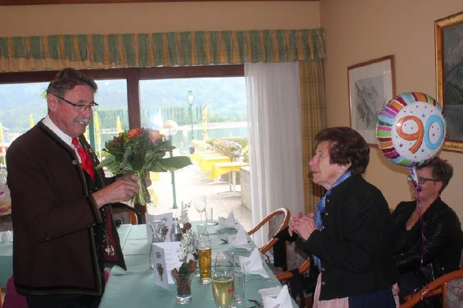 Der Obmann des Pfarrgemeinderates#überbrachte Glückwünsche der Pfarre