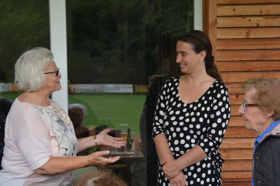Bürgermeisterin Mag. Silvia Häusl-Benz#wird von der Obfrau begrüßt