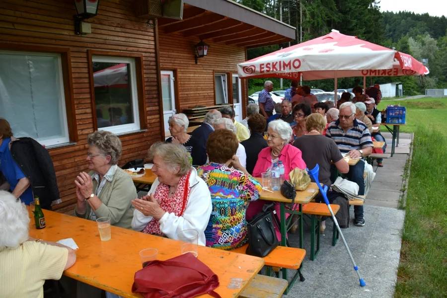 Die überdachte Zuschauertribühne#war voll besetzt.