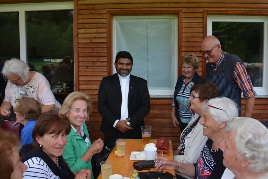 Pfarrer Joseph Mula begrüßte jede#Tischrunde