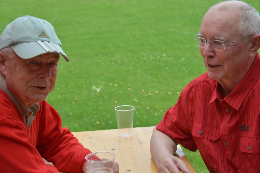 Ein vertrauliches Gespräch#der +Rothemden+