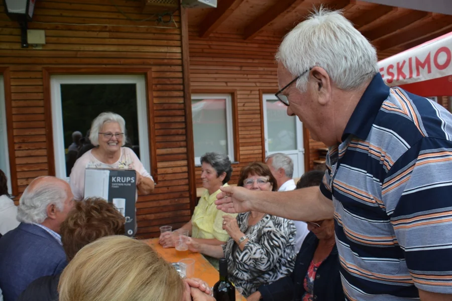 Hermann Köfer sichtlich erfreut über#eine neue Kaffeemaschine
