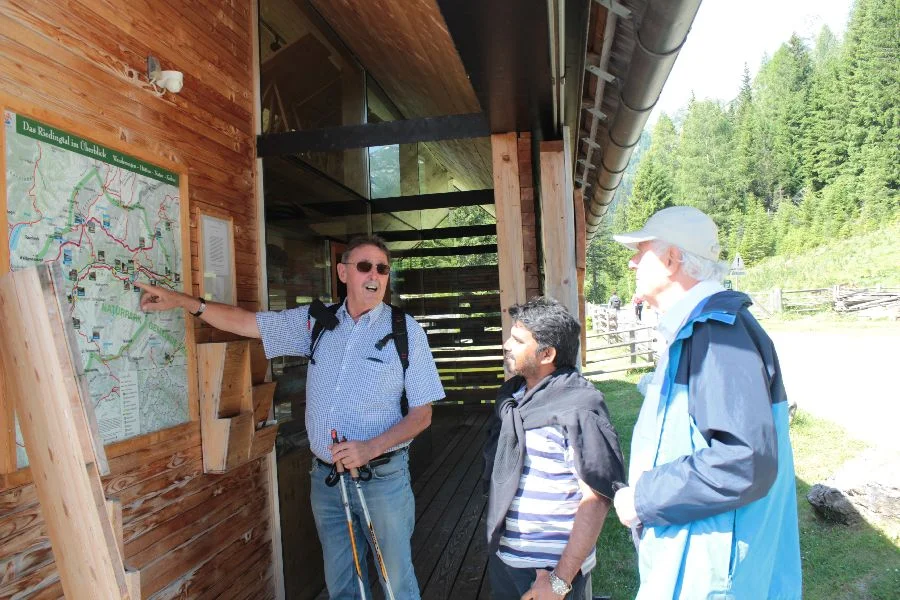 Obmann des Pfarrgemeinderates Josef Wienerroither zeigt Pfarrer Joseph Mula und EO Hans Prüller#wo es hingehen soll