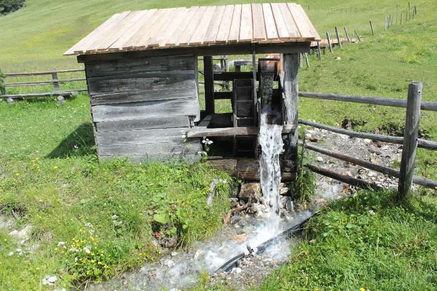 Eine alte Mühle am Wegesrand
