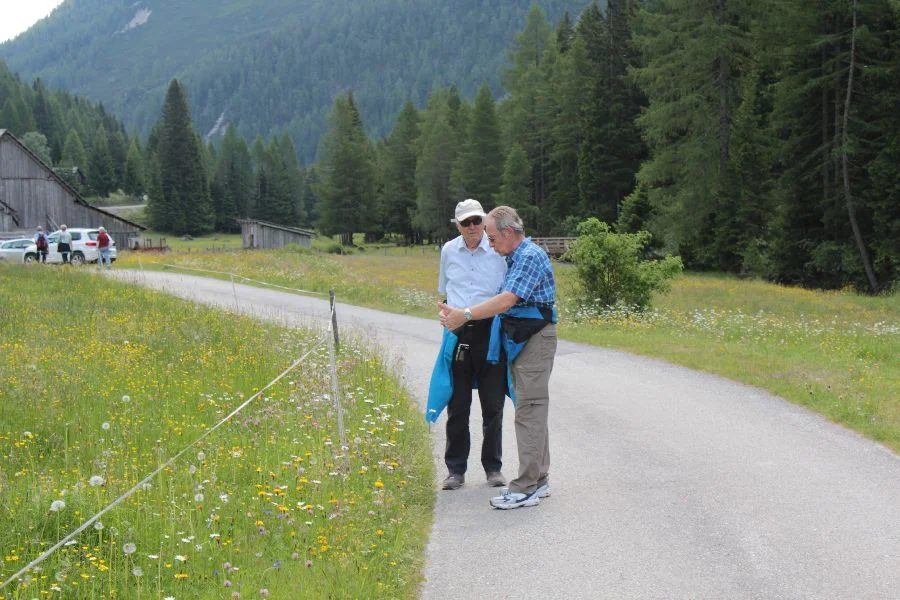 Karl Fuchs erklärt Hans Prüller#die Wetterlage an Hand der tieffliegenden Mücken