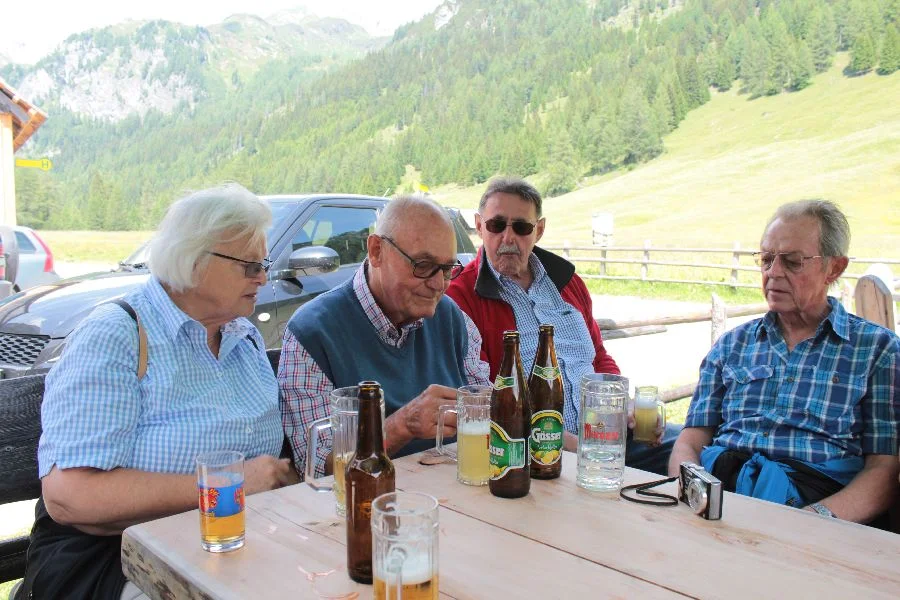 Günter beim Verkostung einer Süßspeisen-Spezialität mit aufmerksame +Kibitze+