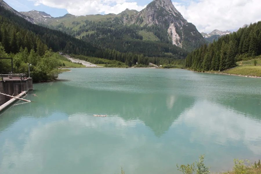 Der Stausee- im Hintergrund eine#markante Bergspitze