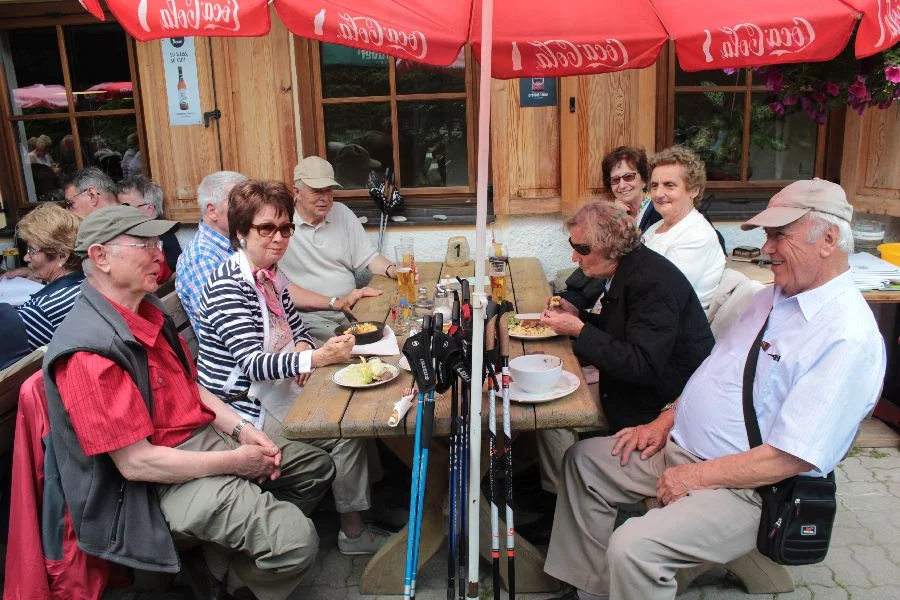 Herr Hans Valente mit dergroßen#schwarzen Geld-oder Posttasche