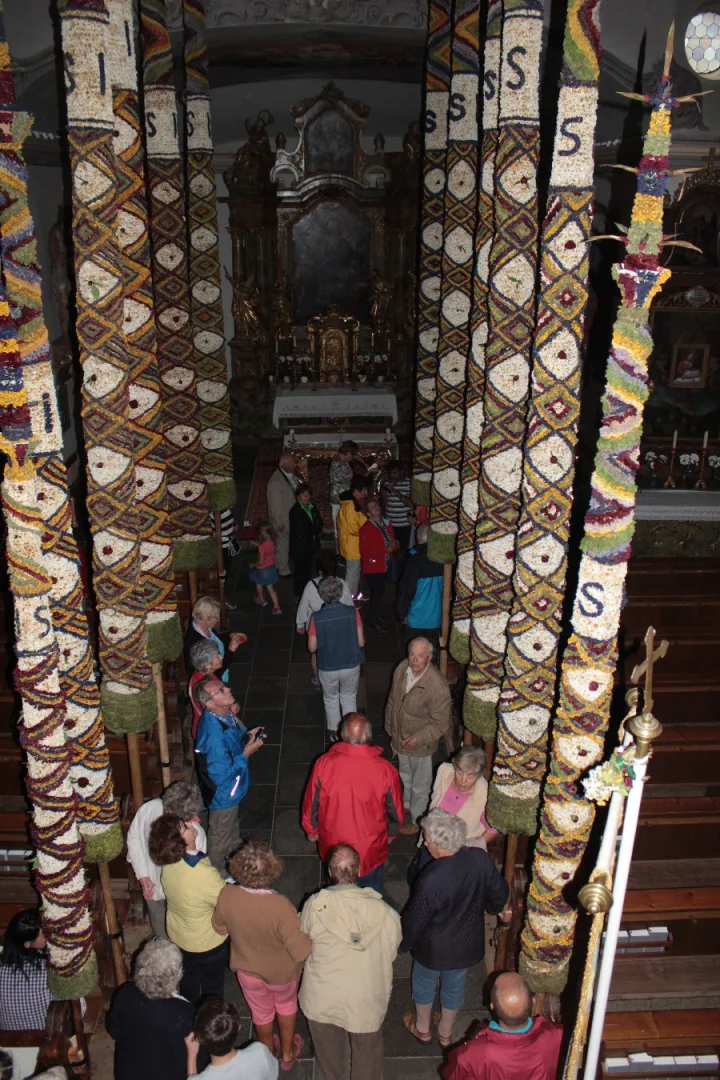 Links und rechts die sog. Prangerstangen, die auf Grund einer Jahrhunderte zurückliegenden Heuschreckenplage jährlich neu errichtet werden.