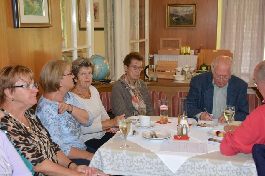 Hans Prüller macht Notizen für den Bericht