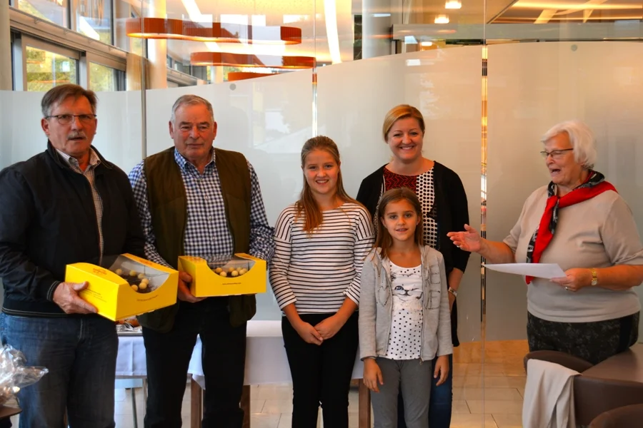 Die Siegerehrung mit Chefin Karin Wienerroither und Töchtern Helena und Hannah,