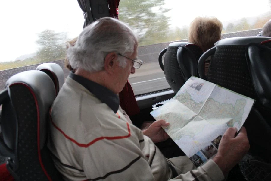 Während EO Hans Prüller die Reiseroute studiert....