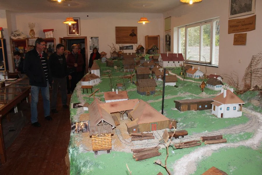 Bis zum 2. Weltkrieg  ein holzverarbeitender Ort mit Sägewerk#und Export.