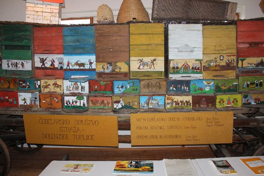 Zahlreiche Imkereier beweisen diese kunstvoll bemalten Bienenstöcke