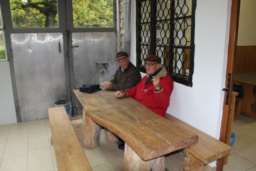 Für Sitzbedürftige gab es rustikale #Tische und Bänke