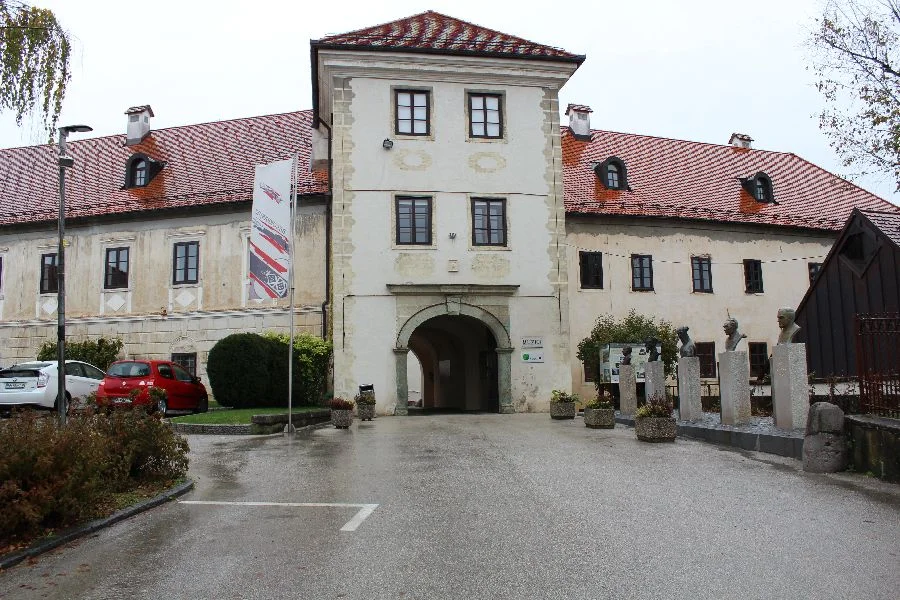 Das Bela krajina Museum  im Schloss Metlika zeigt eine Ausstellung über das Leben in Bela krajina von der Urgeschichte bis Mitte des 20. Jahrhunderts.