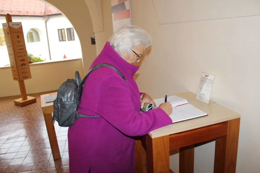 Eintragung in das Gästebuch des Museums