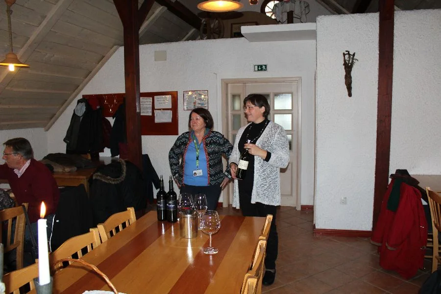 Die Chefin des Hause präsentiert stolz#die Prudukte der Winzerei