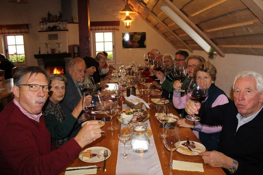 Die +Kirchenrunde+ testete den Weißwein, ev. für die Pörtschacher Pfarre