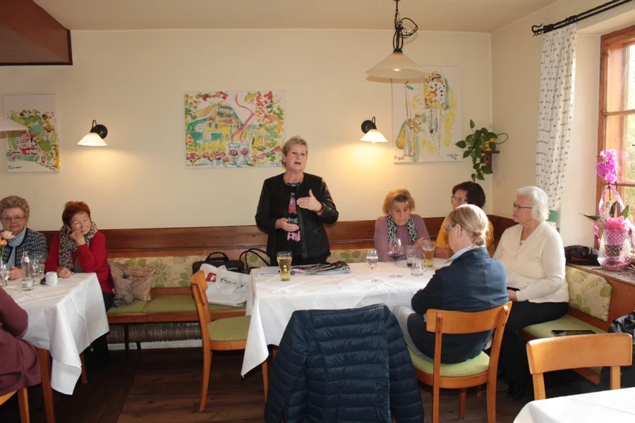 Frau W. Spitaler vom +Wiener Verein+#sprach über Vorteile der SB-Mitglieder#bei Bestattungsvorsorge