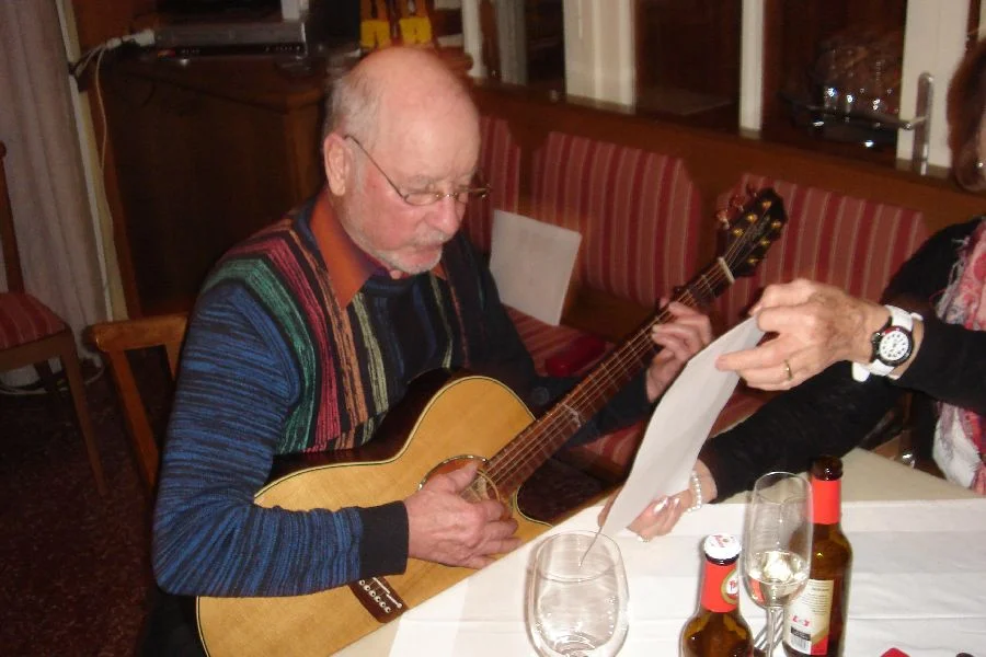 Heinz Kellerer ümrahmte die Feier musikalisch und gesanglich#versehen mit eigenen Texten