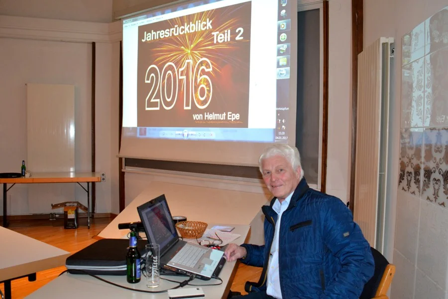 Präsentator Helmut Epe am Regie.Pult