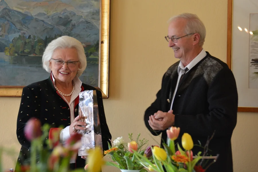 Bez.Obmann Ing. Hans Tauschitz gratuliert Heidi Wienerroither zur Wiederwahl