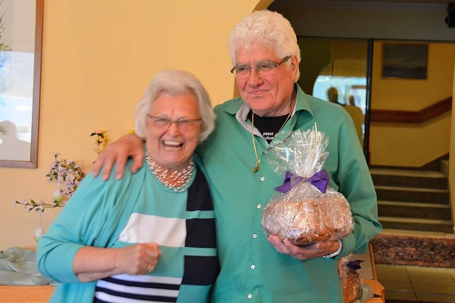 Hausherr Hans Koscher gratuliert Obfrau Heidi Wienerroither