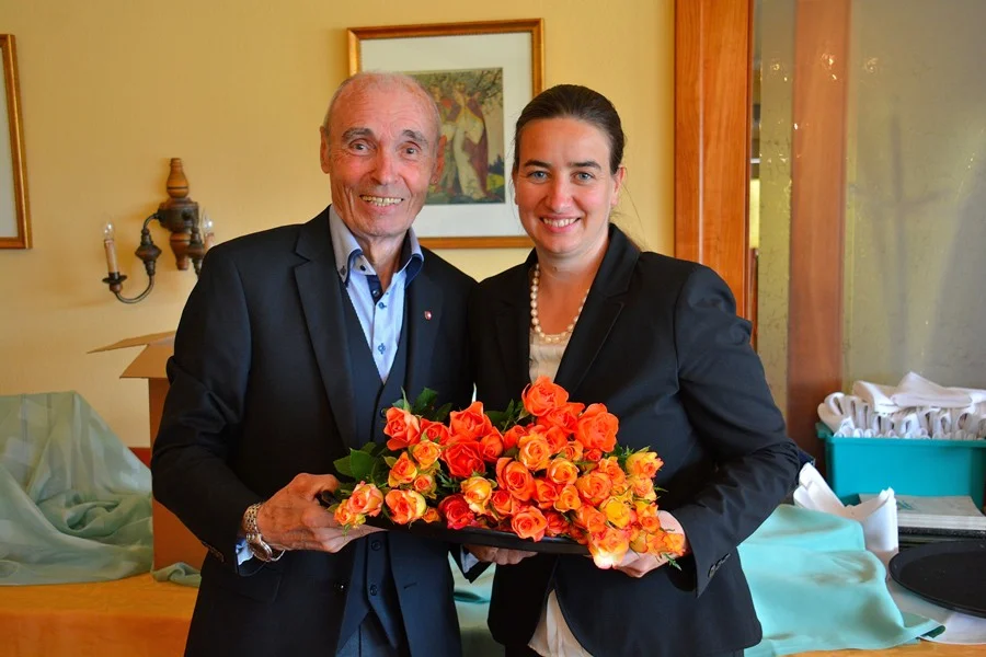 Nach einer schönen Geste von Alt-Vizebürgermeister Alfred Walter überreichte Frau Bürgermeister  jeder Dame eine Rose