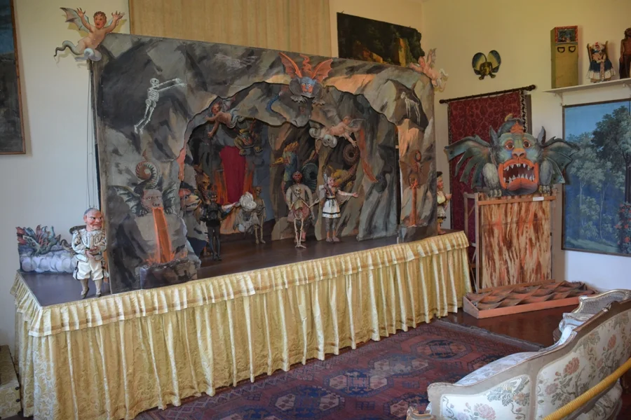 Im  +Castello+  befinden sich wertvolle Gemälde und Sammlungen von Puppen und Marionetten