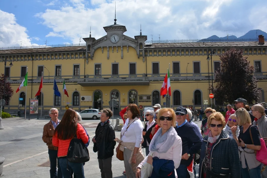 Vor dem Bahnhof in Domodossola