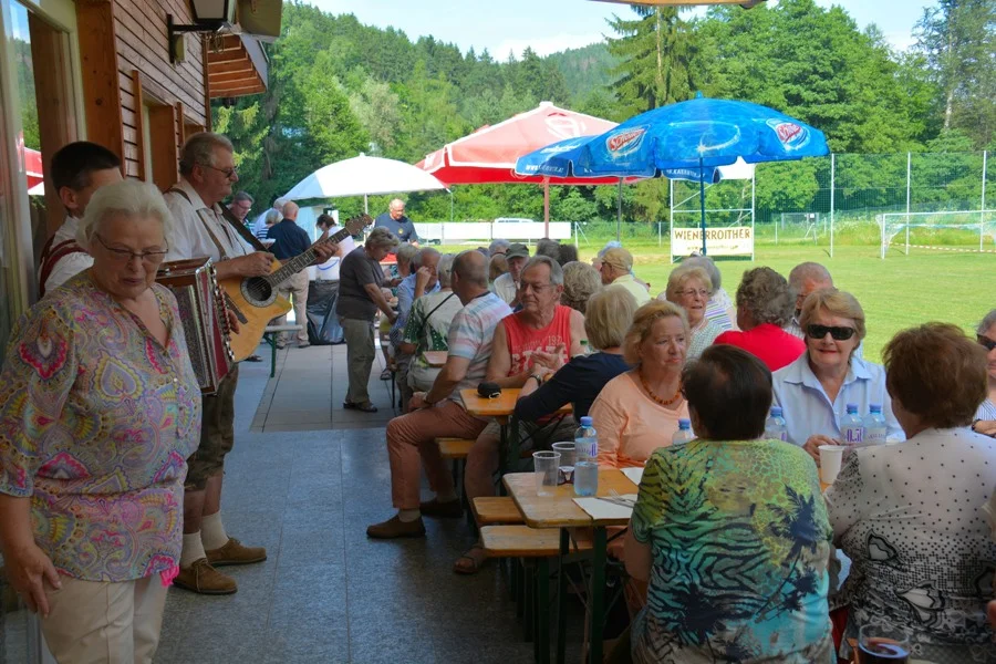 Vollbesetze Zusehertribühne in #der idylischen Waldarene