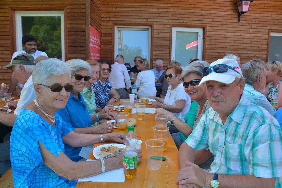 Fredi Gaggl fühlt sich in dieser lieben#Damenrunde sichtlich wohl.