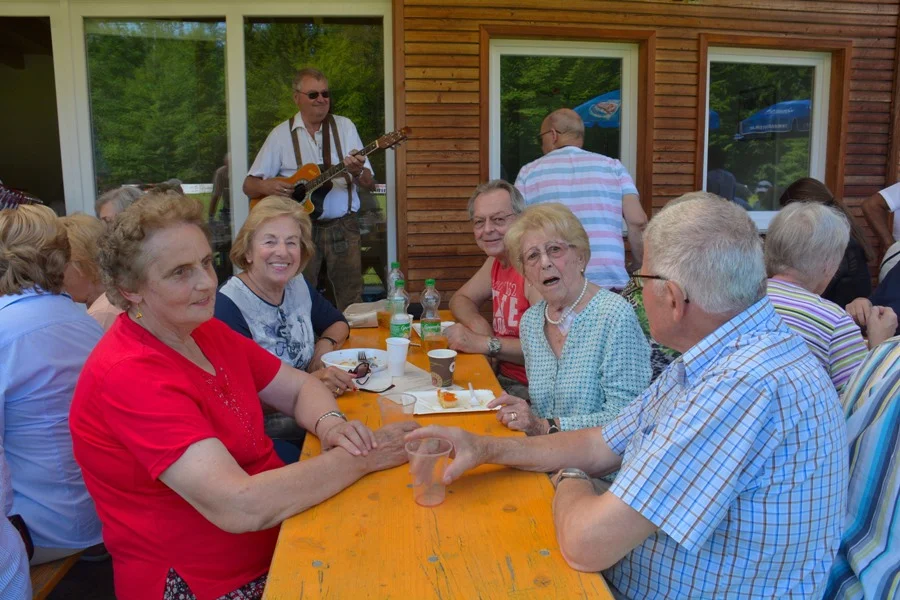 Der Seniorenbund freut sich über den Besuch des ältesten Mitgliedes#Frau Theresia Fuchs