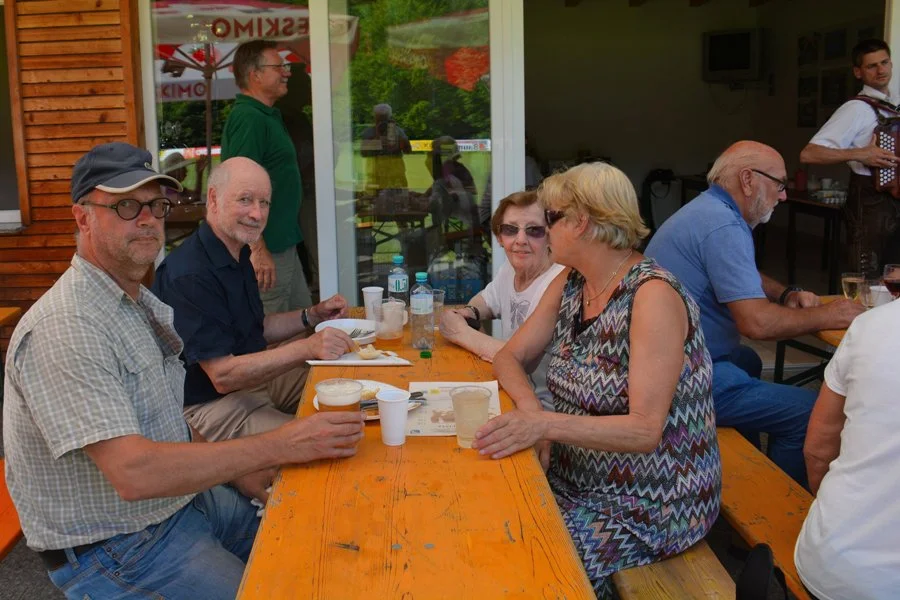 Herr Feldkichner mit drei Seniorentänzer#Überredungskunst ist gefragt