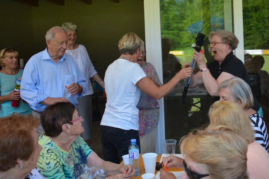 Ingrid Wienerroither lacht über den Gewinn von Herrn Pfarrer#+Nordic Walking Stöcke+