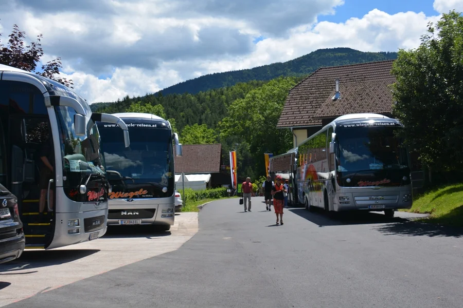 Auffahrt der +Wiegele Busse+