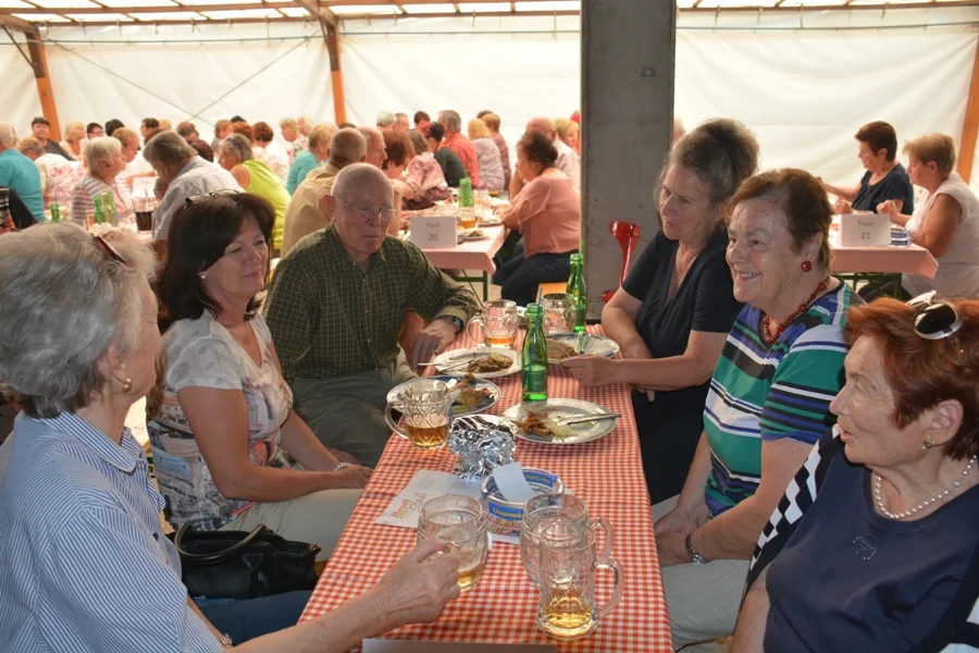 Ernst Rencher in einer lieben#Damenrunde