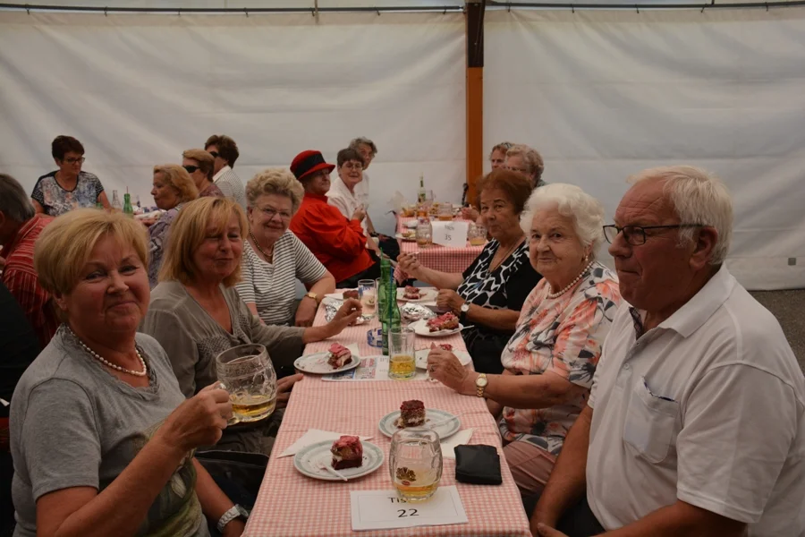Auch Hermann Köfer von netten Damen#umgeben
