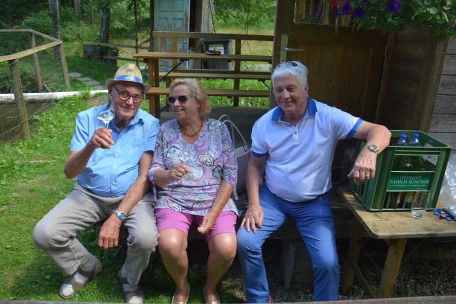 Unser +Seniorenfotograf+ stützt#sich auf eine leere Weinkiste