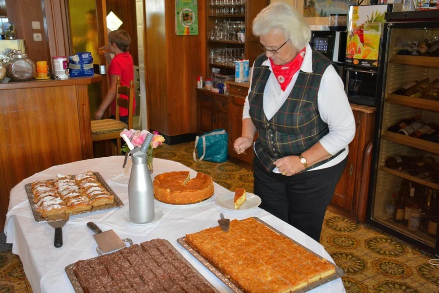 Besichtigung des von der RBB gespendeten Kuchenbuffets.
