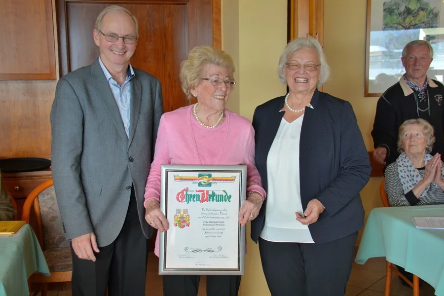 Frau Theresia Fuchs - das älteste Mitglied des SB- wurde für 35 Jahre Treue zum +Ehrenmitglied+ ernannt