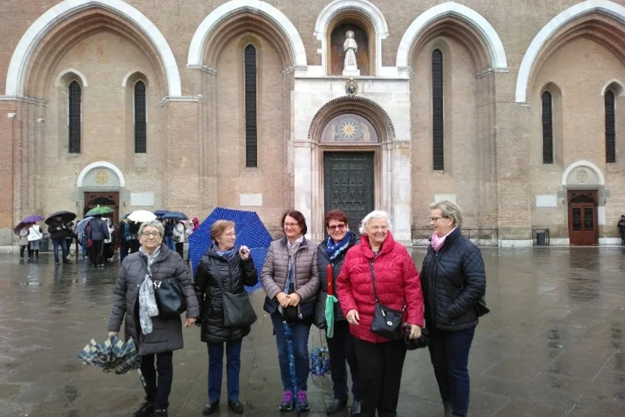 Vor der Basilika des +Heiligen Antonius+