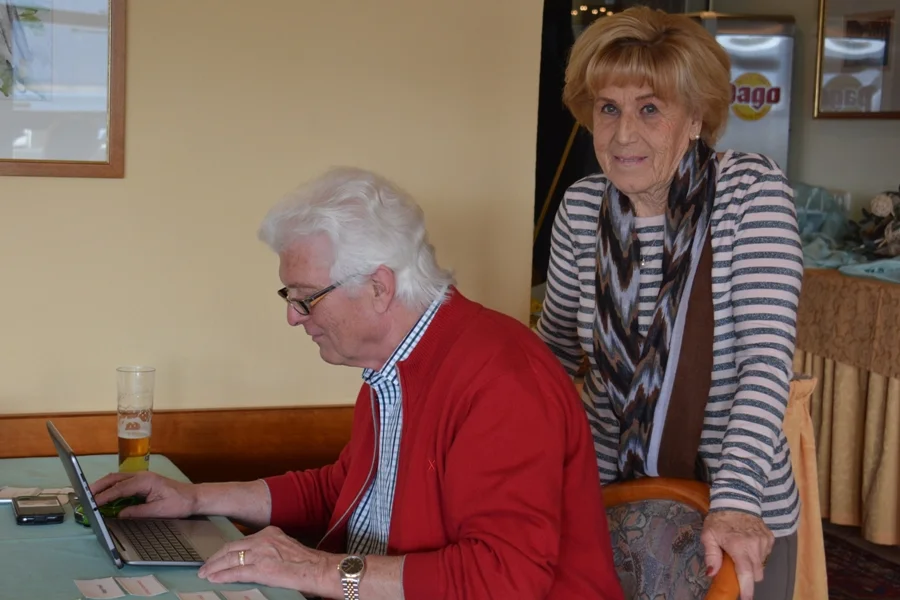 Oberschiedsrichter Helmut Epe mit Computer und Gehilfin