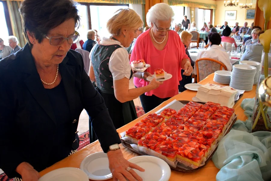 Köstliche Erdbeerschnitten zum Kaffee auf Einladung von Frau Bürgermeister und der Pörtschacher Volkspartei