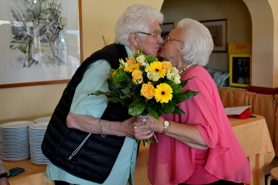 Obfrau Heidi Wienerroither gratuliert den Jubilar und Sponsor mit einem Blumenstraus