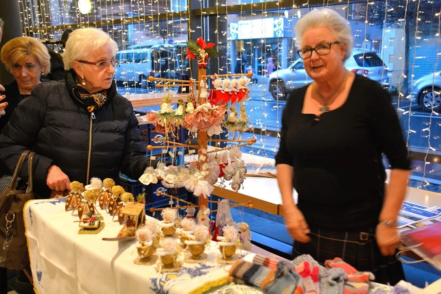 Ilse Hofer mit Adventbasar